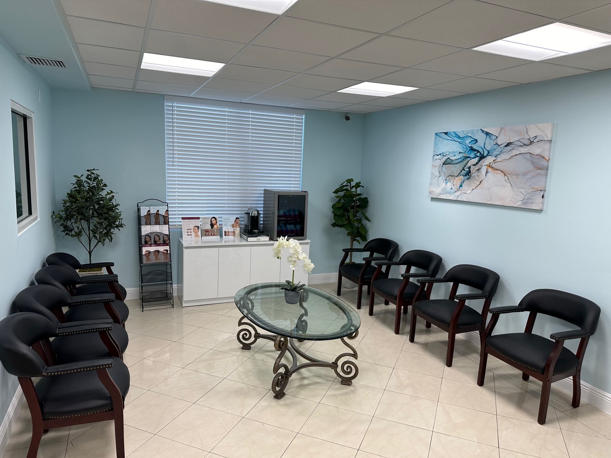 A waiting room with chairs and tables in it